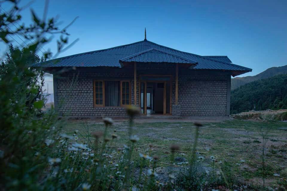 Loghouse At Khajjiar Lake Luaran gambar